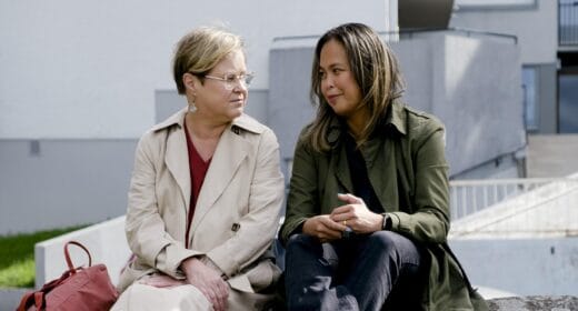 Kaksi ihmistä keskustelemassa