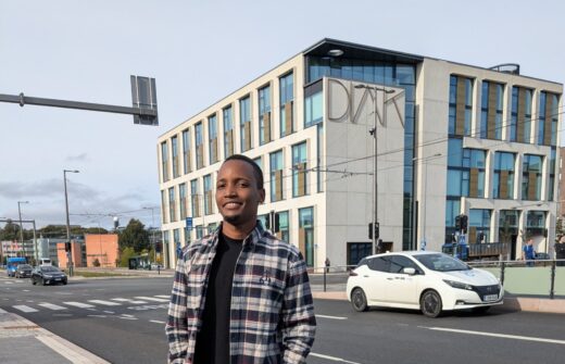 Edwin Renatus Mwacha Diakin Helsingin-kampuksen edessä.Logo: Funded by the European Union.