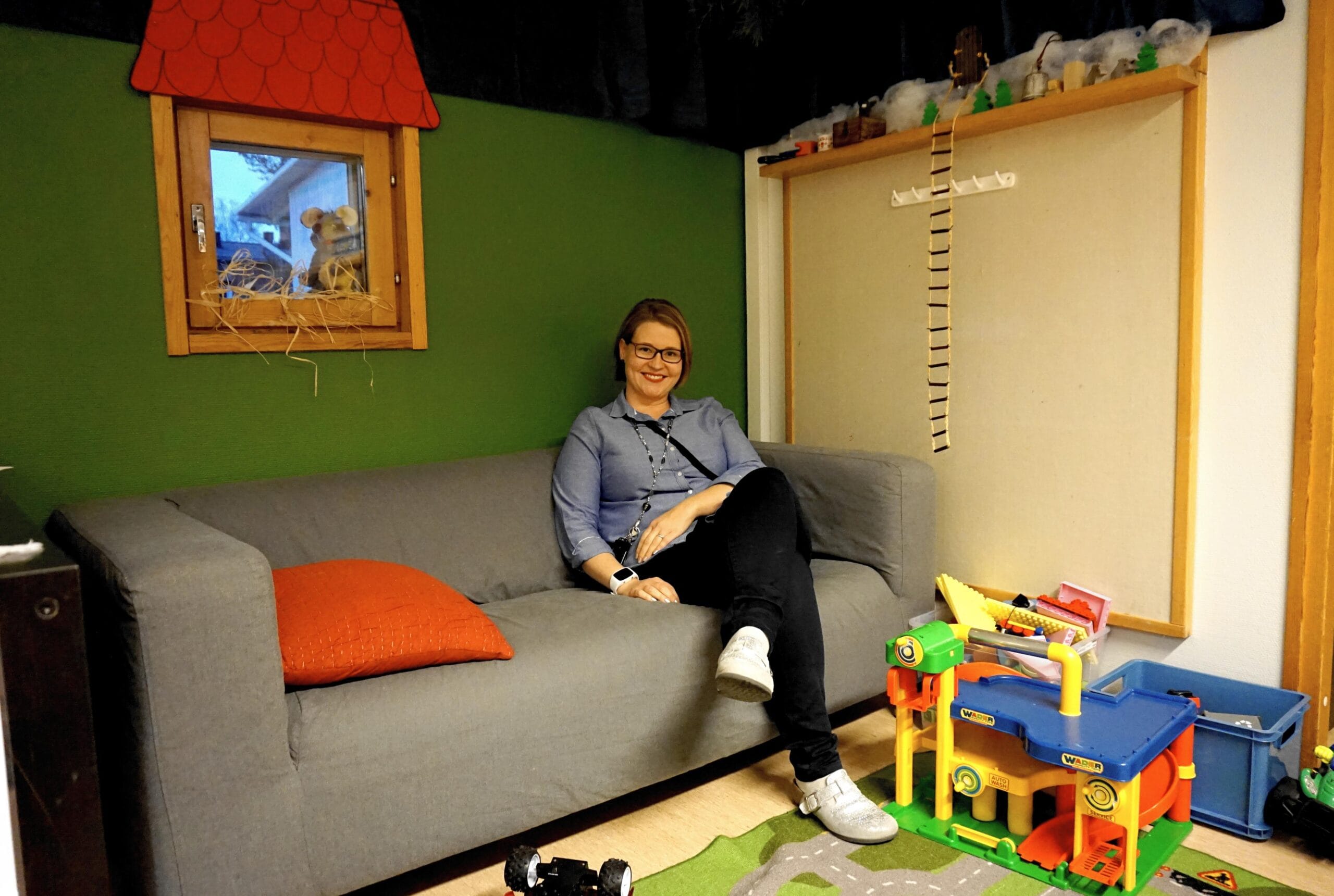 Hanne istumassa sohvalla.Hanne.