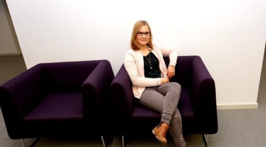 Henrika istumassa.Henrika istumassa.Henrika istumassa.Henrika kirjastossa.nainen nojaa puuhun.nainen seisoo laiturilla.