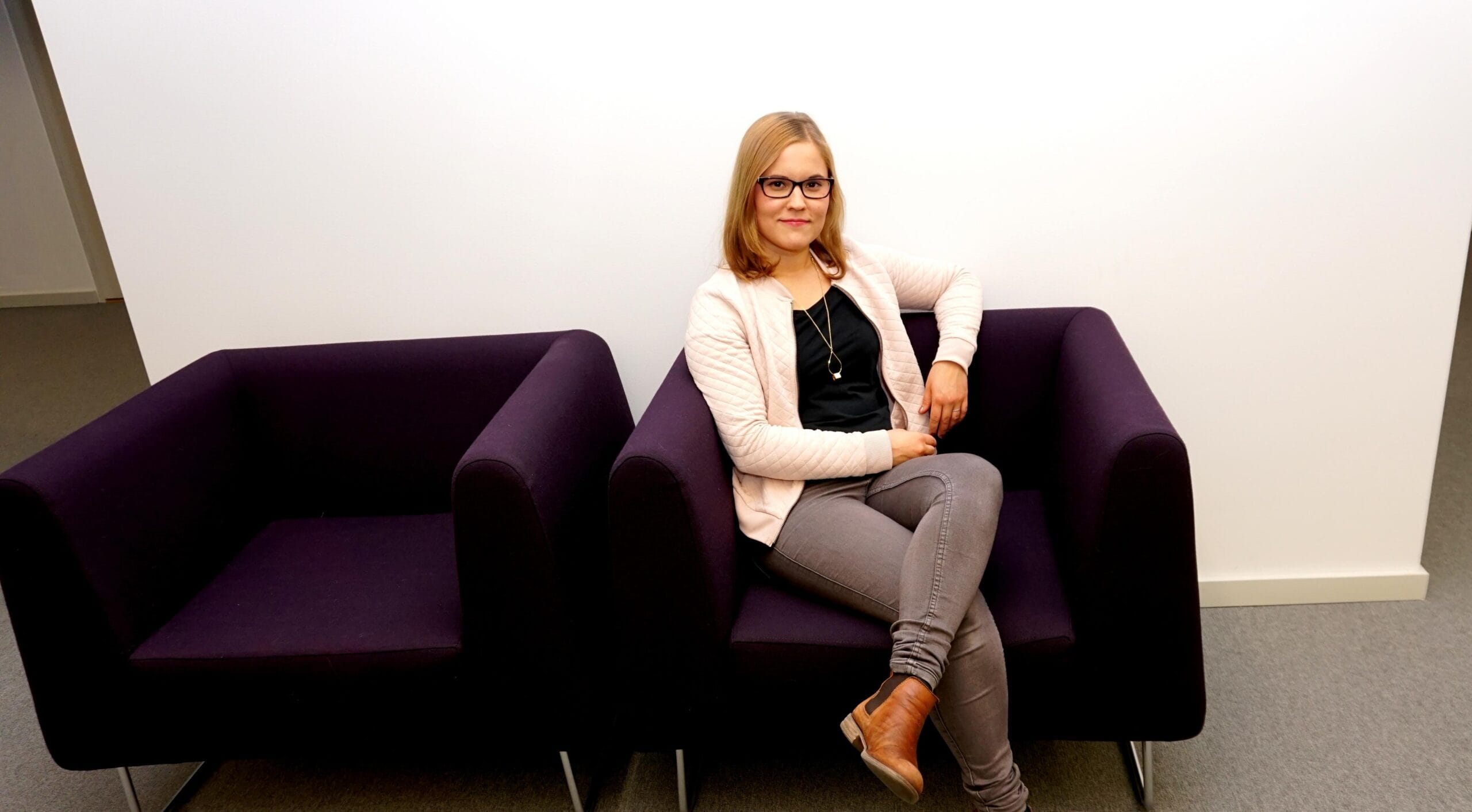 Henrika istumassa.Henrika istumassa.Henrika istumassa.Henrika kirjastossa.nainen nojaa puuhun.nainen seisoo laiturilla.