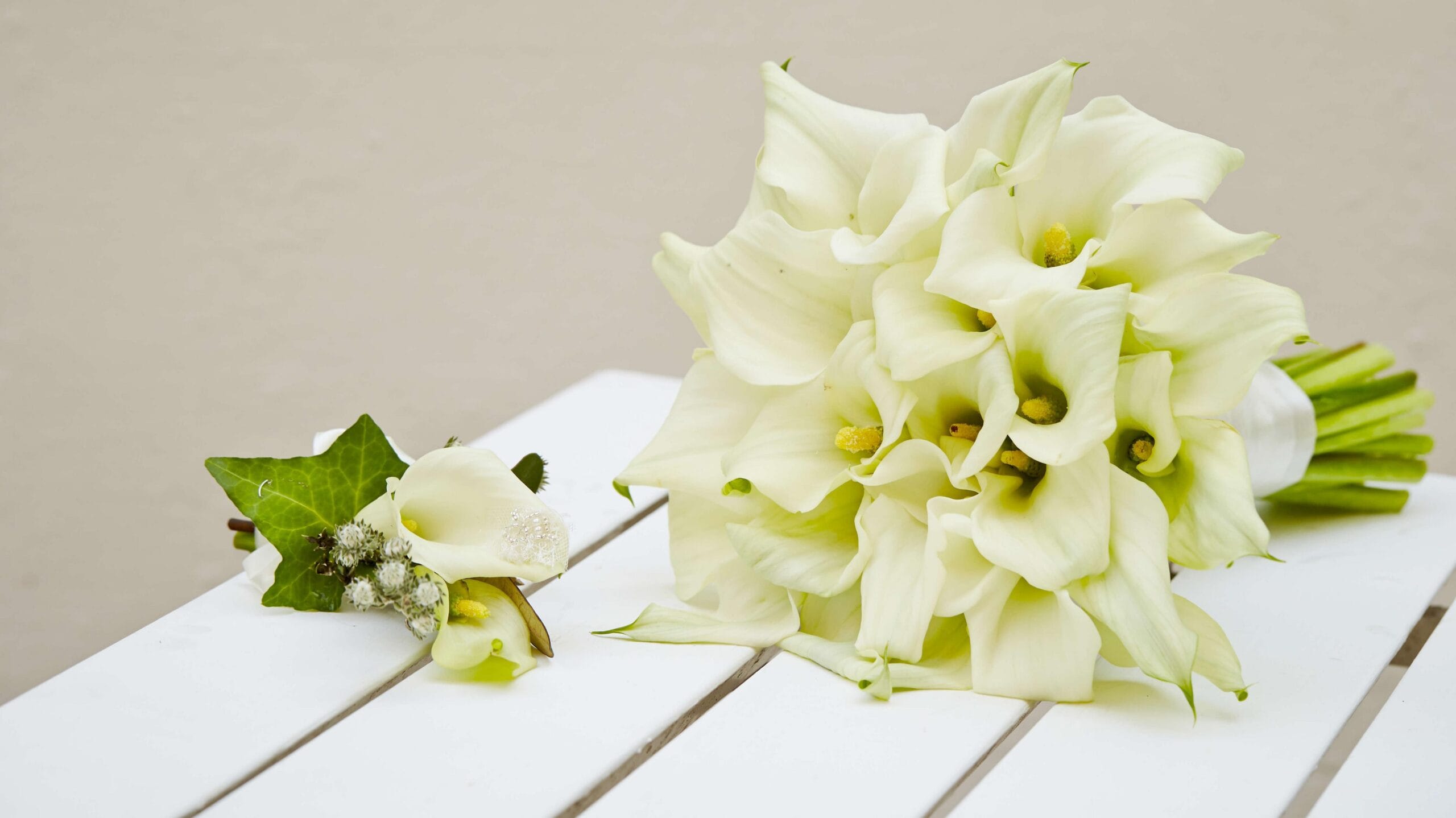 tunneli jonka päässä valoavanhojen ihmisten kädet yhdessäpalava kynttiläkukka