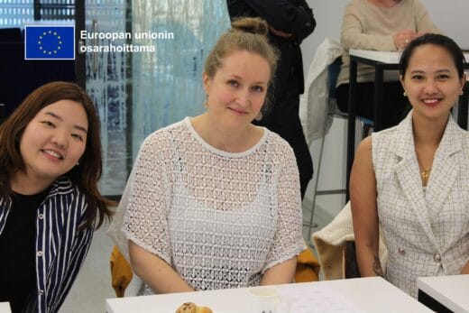 Kolme naista pöydän ääressä.Kolme naista pöydän ääressä.