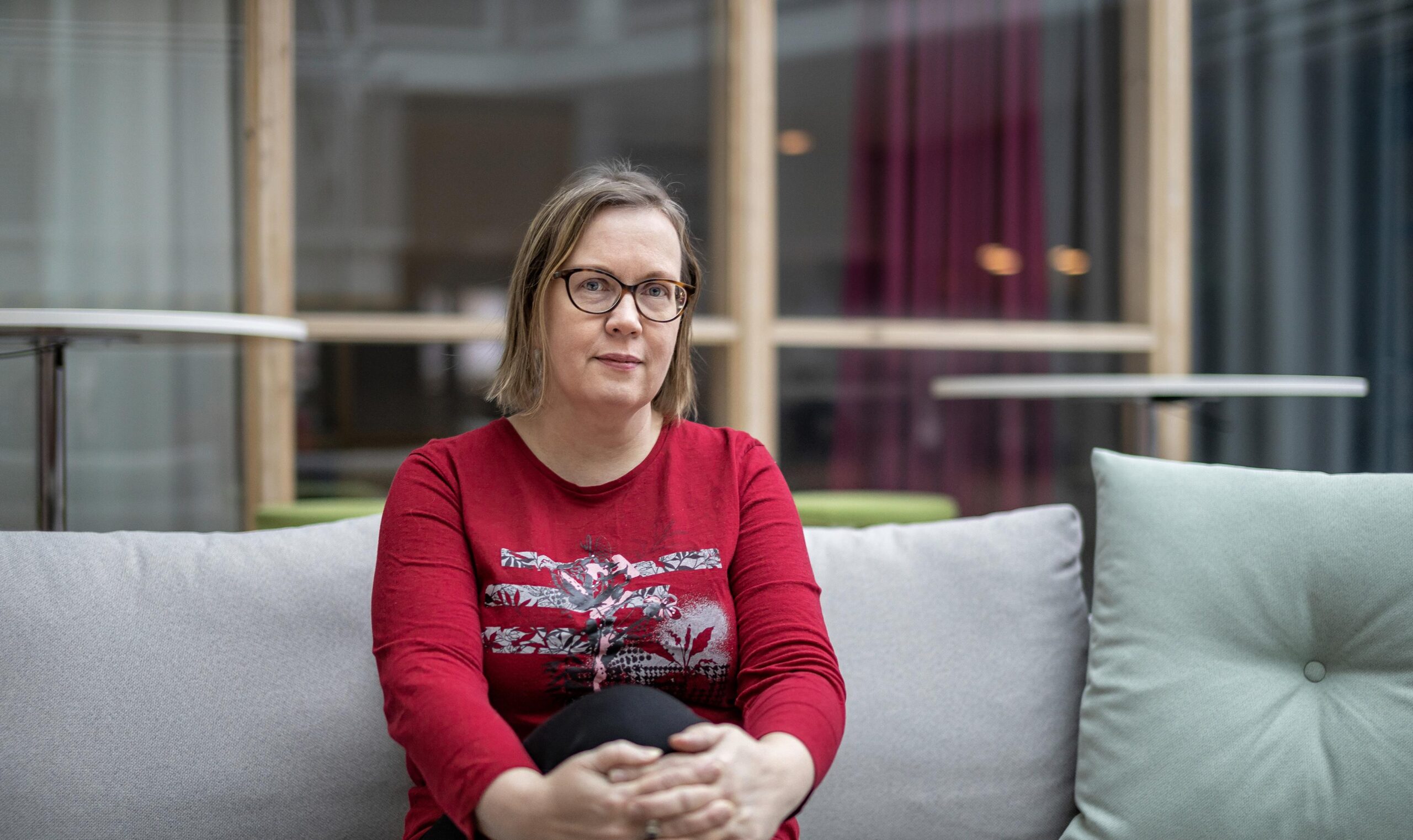 Sirpa YlönenSirpa YlönenSirpa Ylönen_Jone MatilainenSirpa YlönenSirpa Ylönen istuu sohvalla.