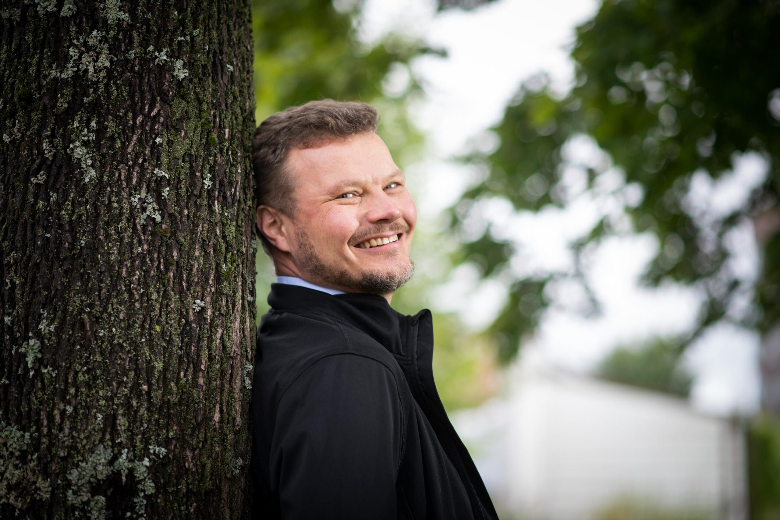 Valokuva, jossa Jari Visto nojaa puuhun