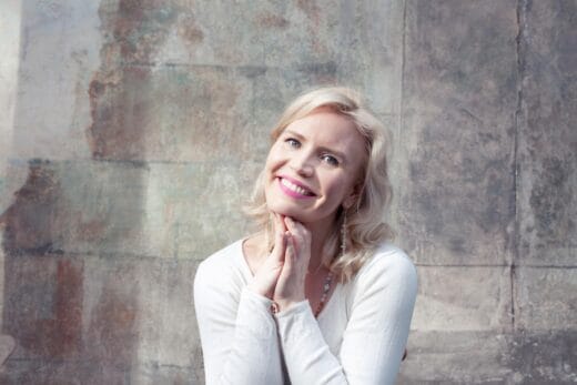 Johanna Linner Matikan kuva.Johanna Linner Matikka nojaamassa puuhun talvella.