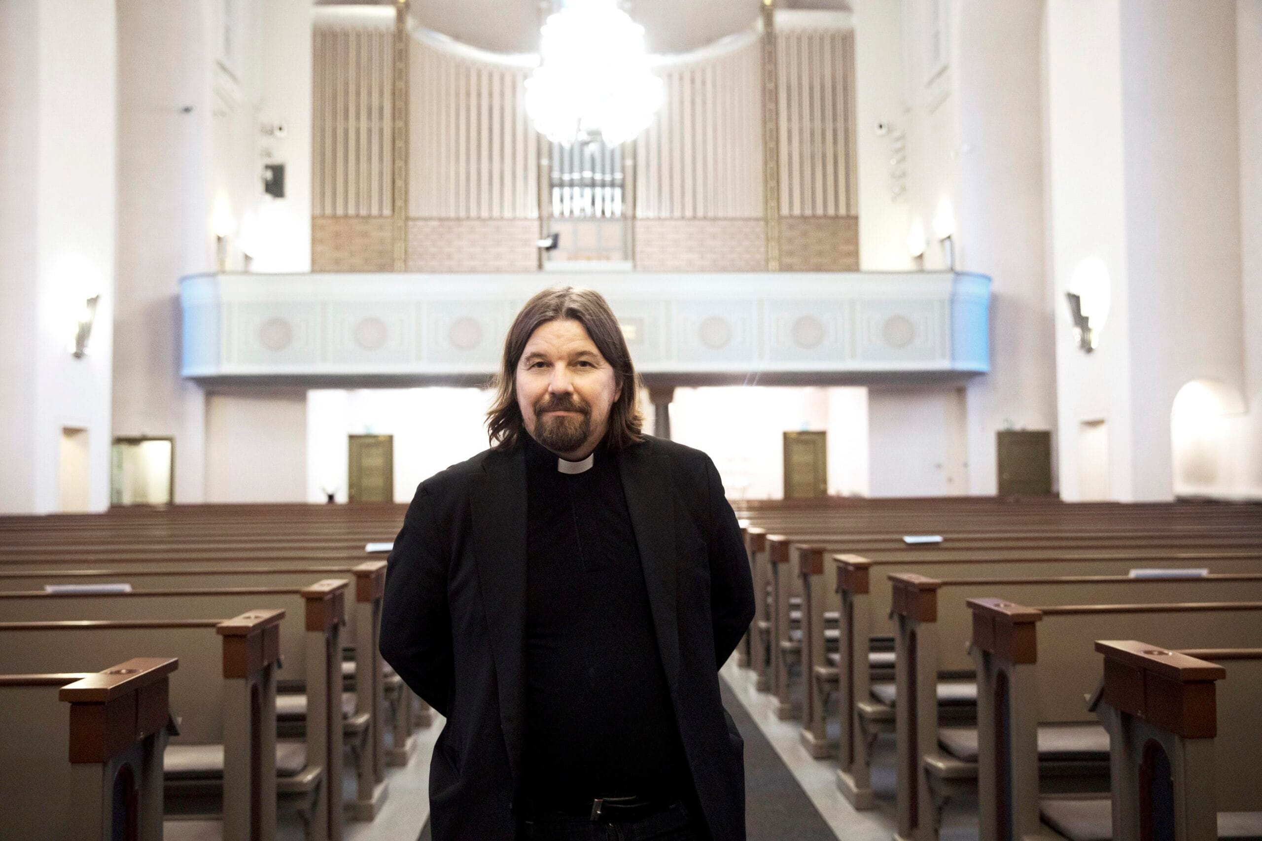 Kari Kanala nojaa pylvääseenKari Kanala ovellaKari Kanala käytävälläKari Kanalan kasvokuvaKari Kanala kirkon käytävällä