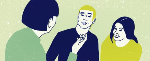 Kolme ihmistä keskustelee, yhdellä on käsi ylempänä.