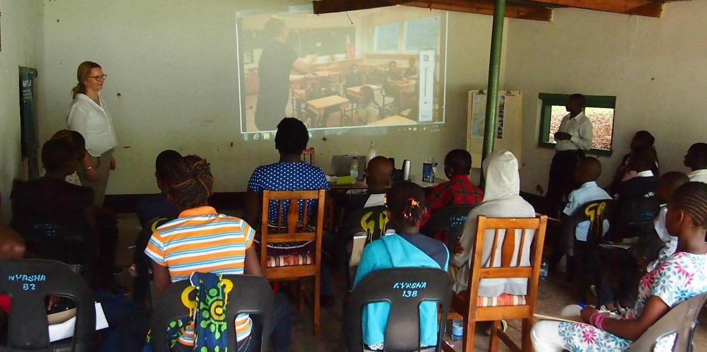 kiintiöpakolaisia kuuntelemassa opetusta.