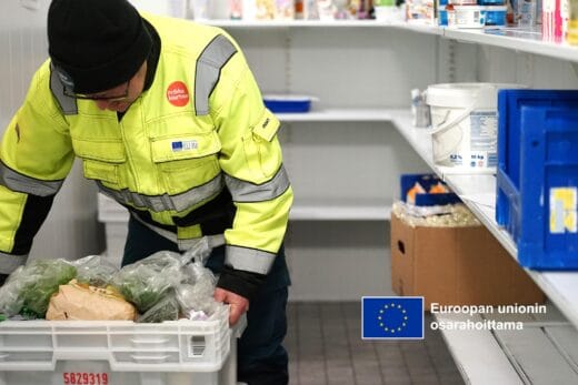 Prikka keskuksen varastomies pakkaa ruokalaatikoita.