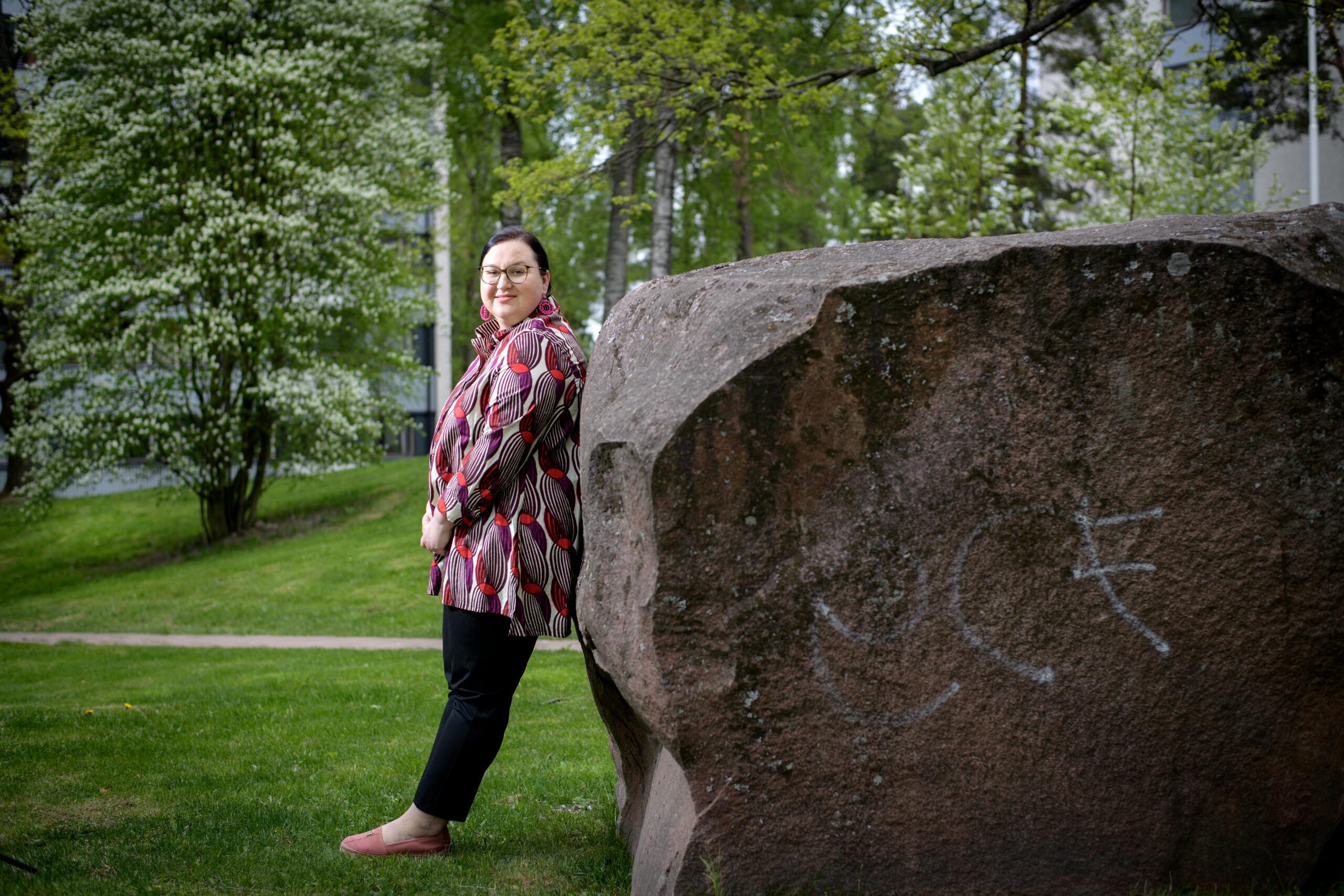 Tadeja Munyui nojaa kiveen.