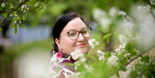 Tadeja Munyi kuvassa puun oksien lomassa.Tadeja Munyui seisoo portailla.Tadeja Munyui nojaa kiveen.Tadeja Munyui katsoo kiven takaa kameraan.Tadeja Munyui katsoo sivuun oksien takaa.