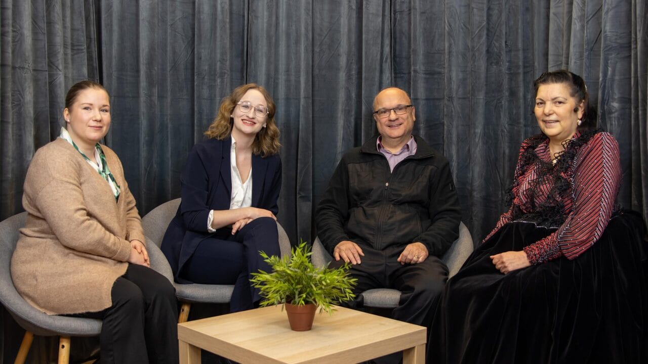 Saara Still-Malek ja Katri Janerko Diakonia-ammattikorkeakoulusta sekä Kyösti ja Rosita Florin Suomen Romanifoorumilta.Saara Still-Malek ja Katri Janerko Diakonia-ammattikorkeakoulusta sekä Kyösti ja Rosita Florin Suomen Romanifoorumilta.Euroopan unioinin osarahoittama -logo.