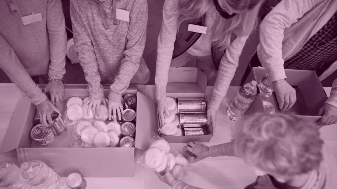 Vapaaehtoistyötä kuvaava kuvituskuva. Käsiä ja ruokalajittelua.