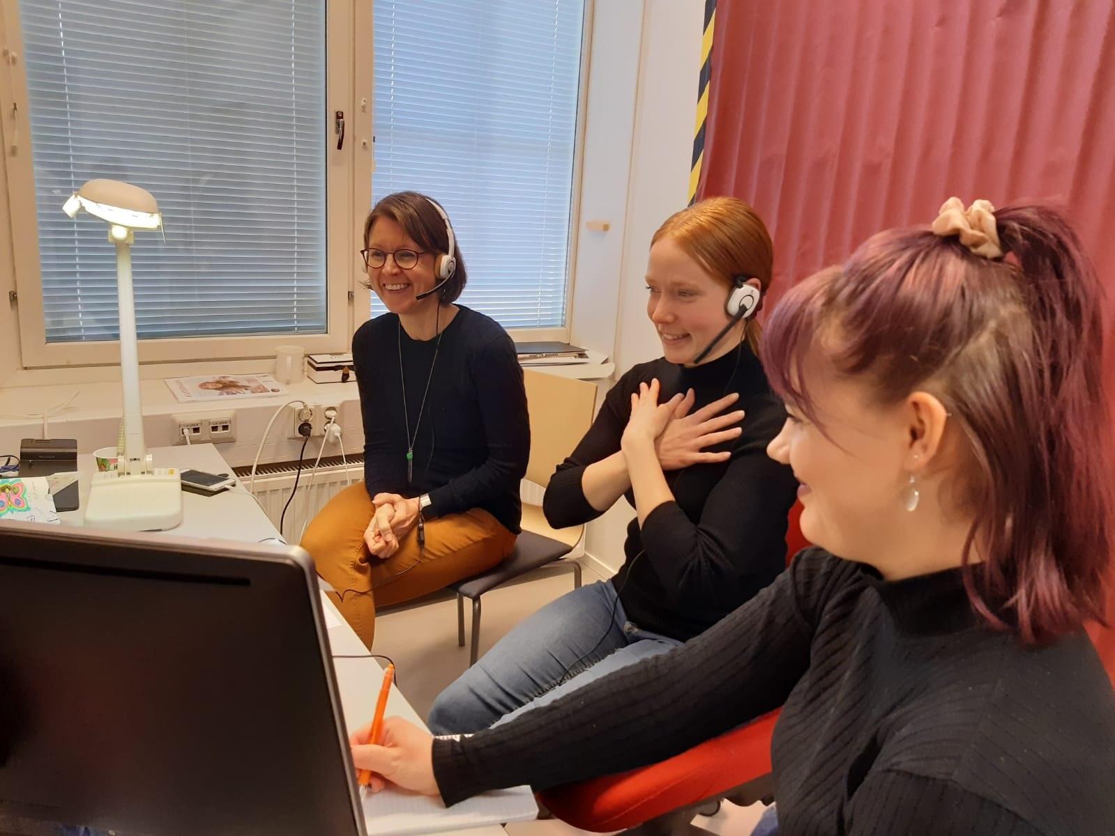 Etätulkkaustilanne, jossa lehtori ja kaksi opiskelijaa.
