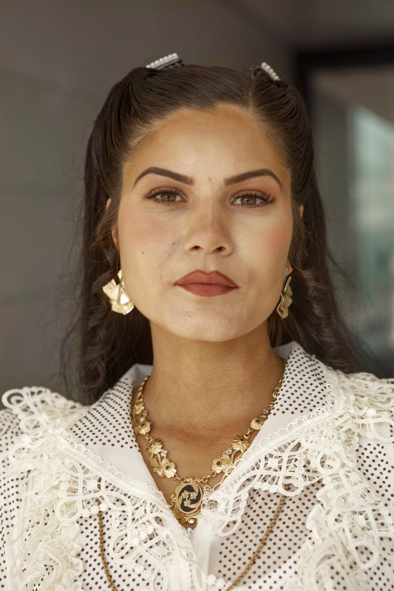 Nainen katsoo kameraan muotokuvassa.