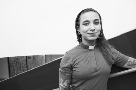 Nuori nainen, katsoo muotokuvassa kameraan. Hänellä on myös kauluksessa liperi.