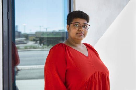 Tyttö katsoo kameraan muotokuvassa.