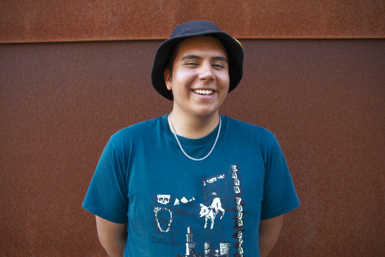 Poika nauraa silmät kiinni.