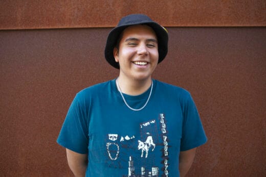 Poika nauraa silmät kiinni.