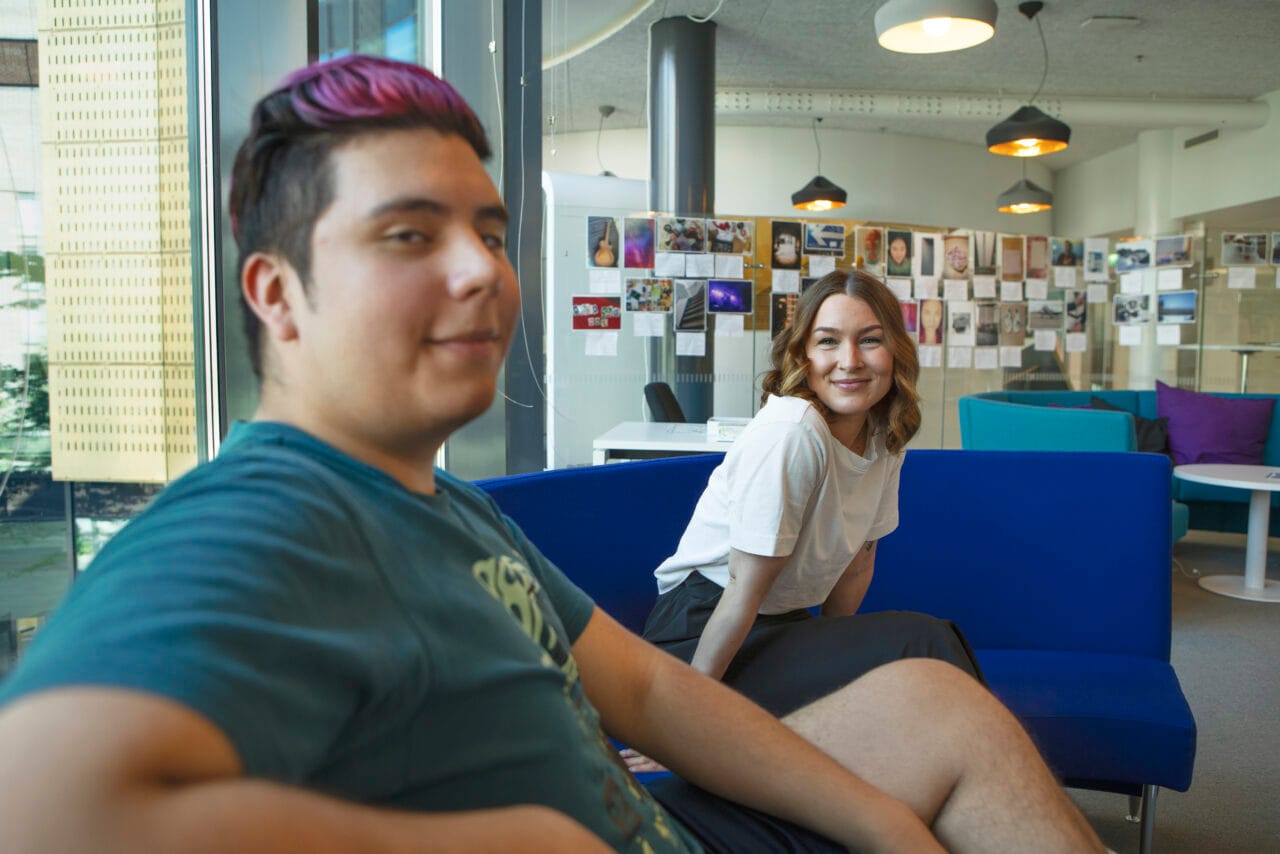 Kaksi ihmistä sohvalla.