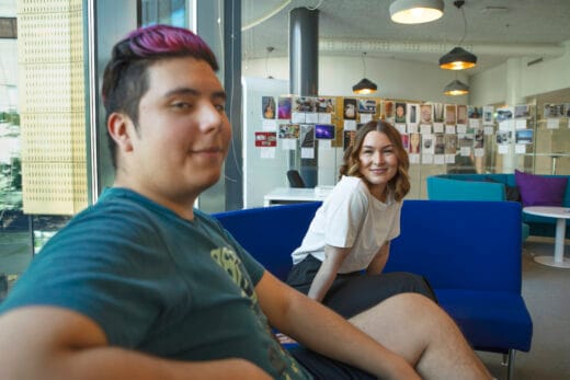 Kaksi ihmistä sohvalla.