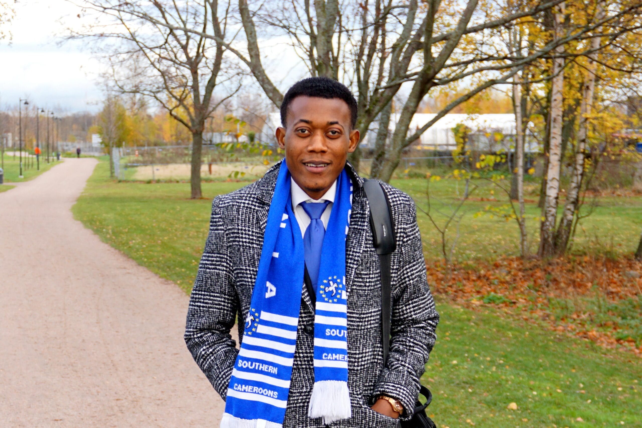 Eugene Ufoka.ihmisiä esittelypisteessä Kauppakeskuksessa.