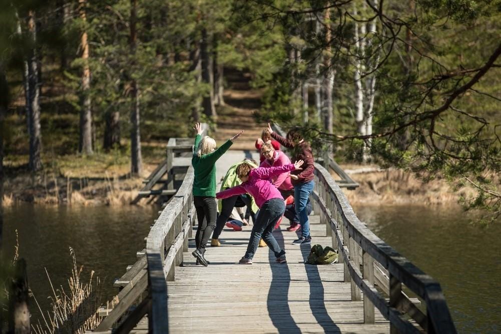 Valokuva jossa ihmiset tanssivat sillalla