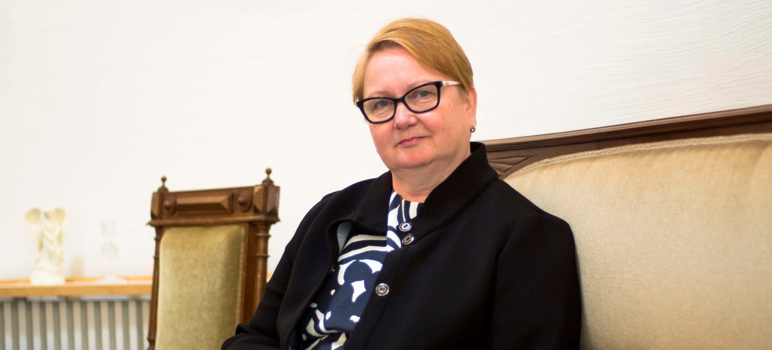 jossa kukka lasisessa maljakossa