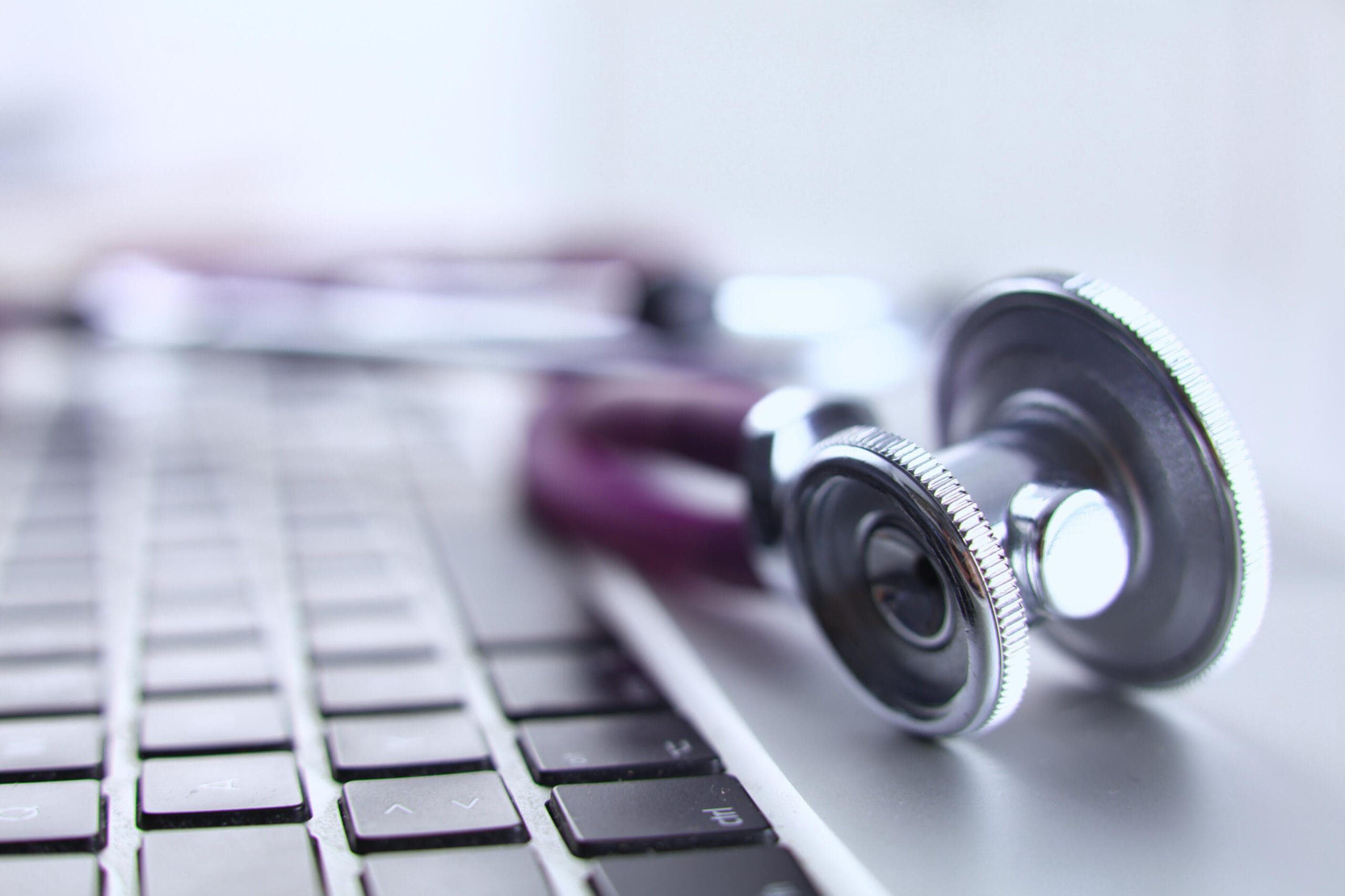 stetoskooppi ja näppäimistö