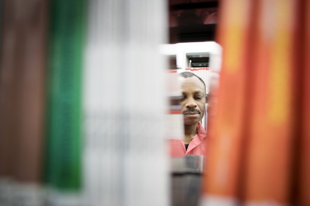 Ihminen verhojen välissä