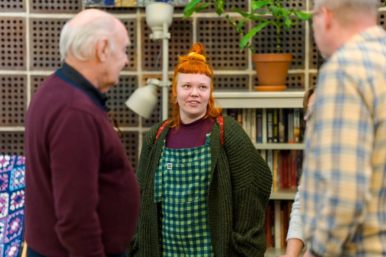 Seurakunnan työntekijöitä keskustelemassa.