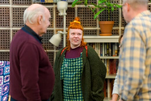 Seurakunnan työntekijöitä keskustelemassa.