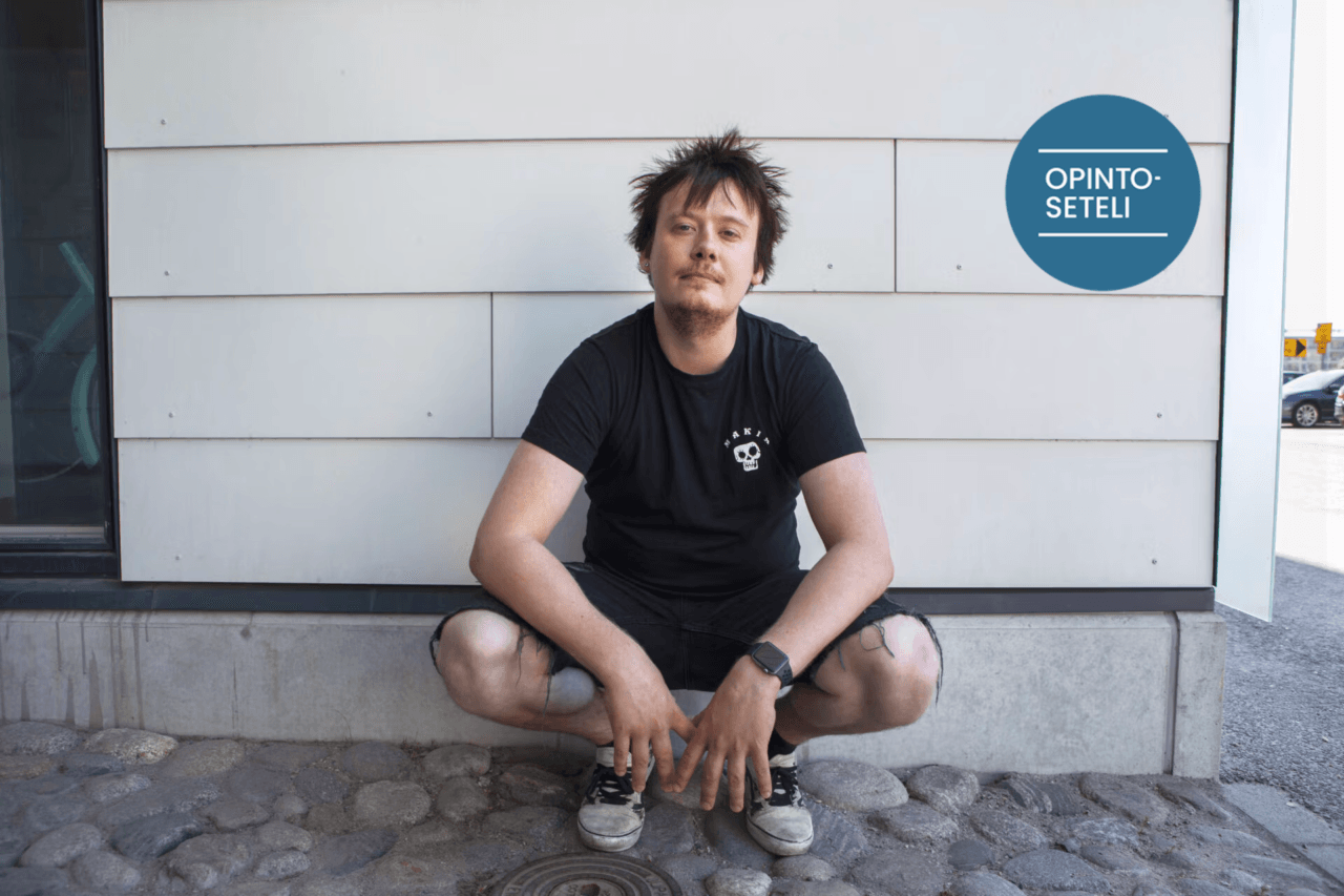 Nuori mies kyykkyasennossa.