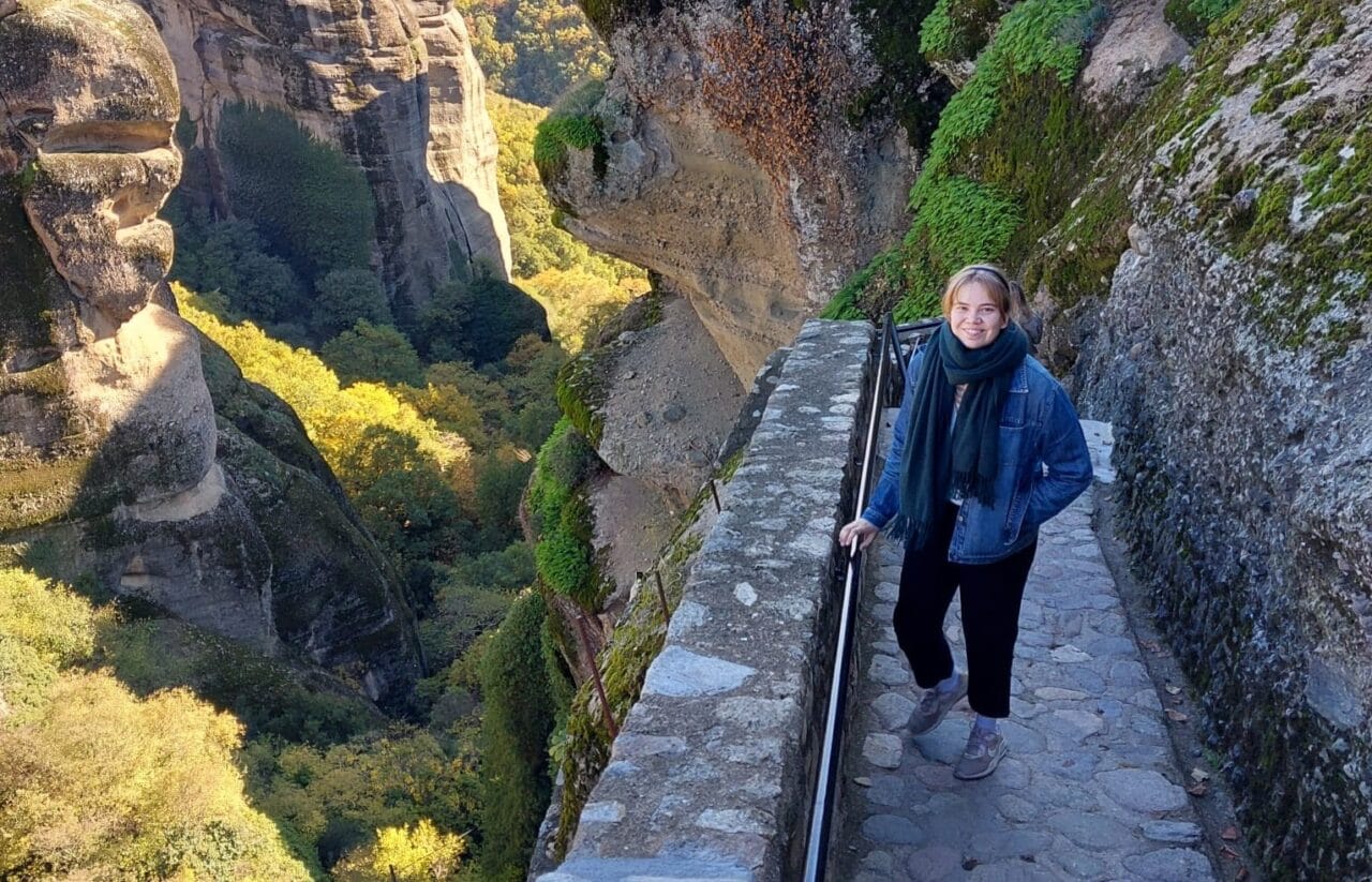 Maria Grandell vuorimaisemassa.