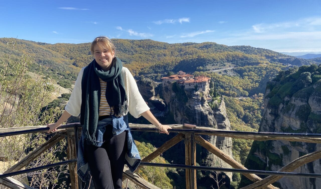 Maria Grandell poseeraa maiseman edessä.