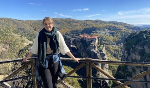 Maria Grandell poseeraa maiseman edessä.