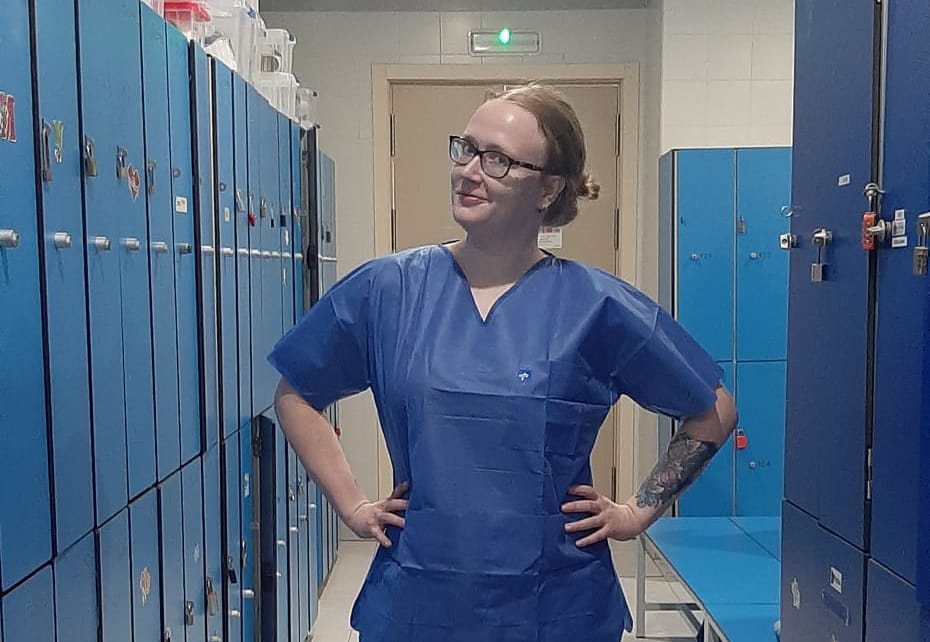 Lotta-Maria Suomalainen sairaalassa työskentelemässä.