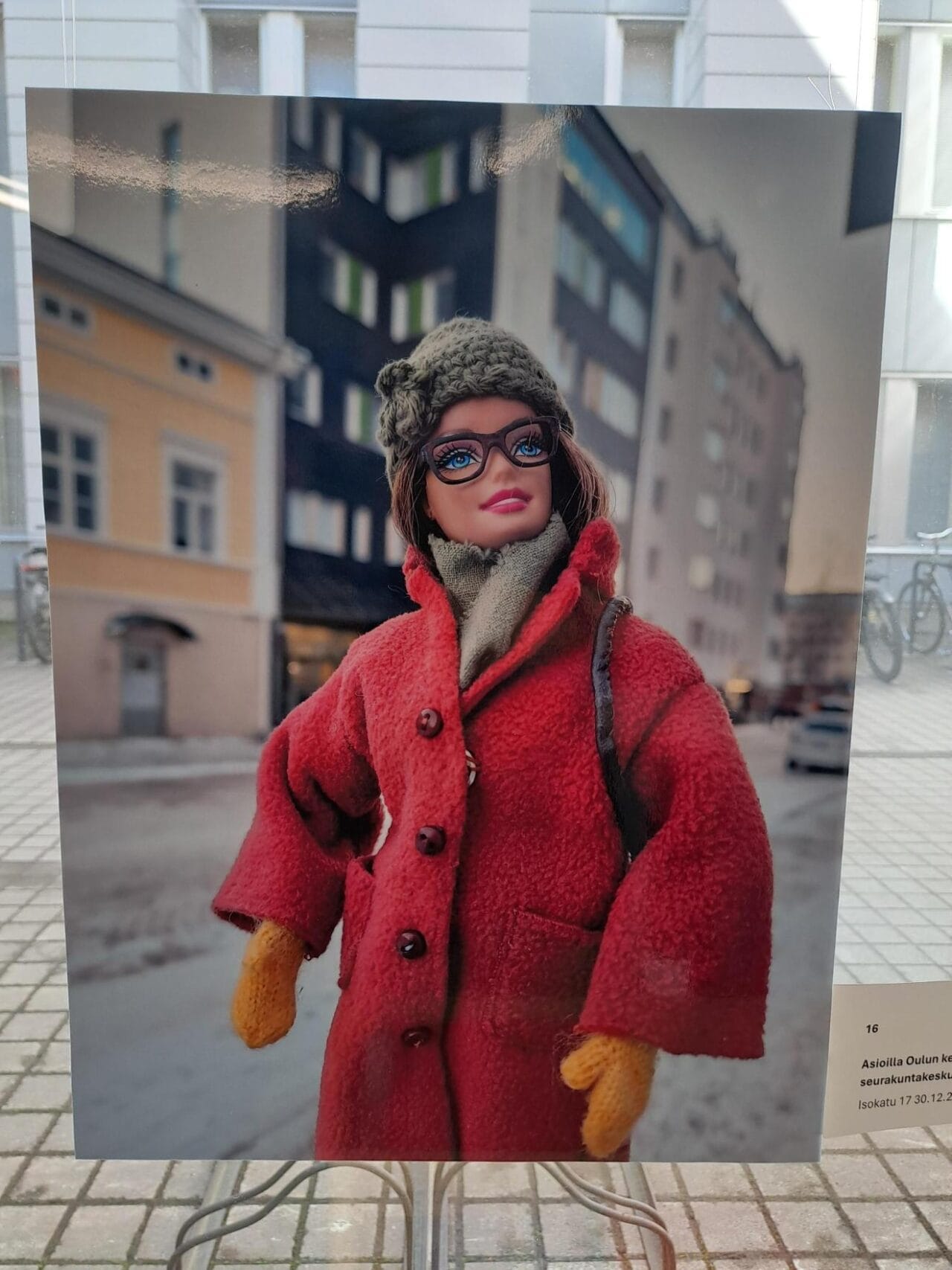 Minidiakonin matkassa -näyttelyn kuva. Kuvassa minidiakoni-nukkehahmo.