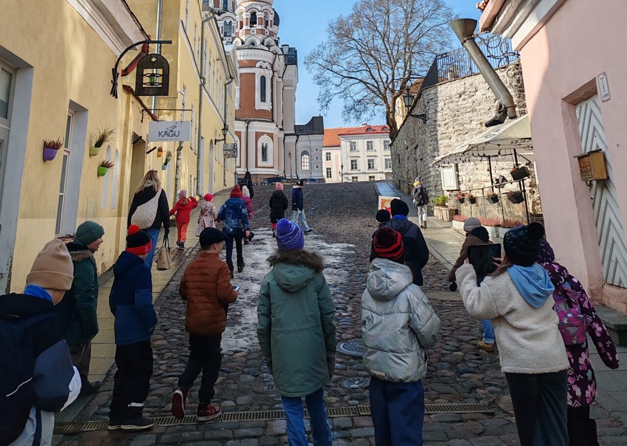 Tallinnan kaupunkimaisemaa, etualalla ihmisiä.