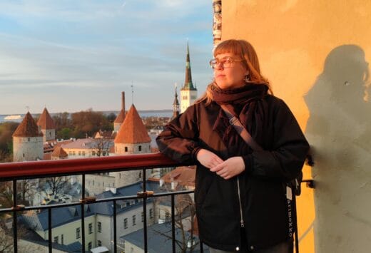 Laura Kujala Tallinnan kaupunkimaisemassa.